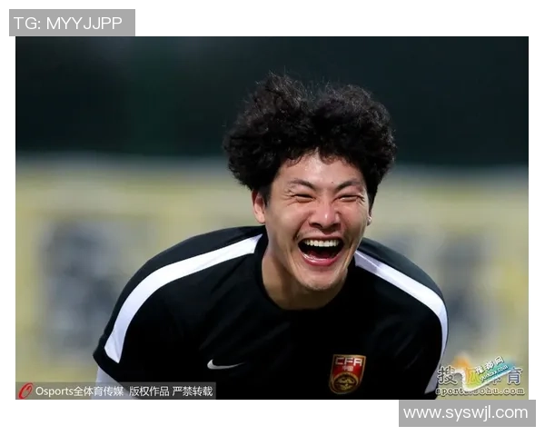 国内足球明星化身街头老人展现慈祥风采引发路人关注与热议